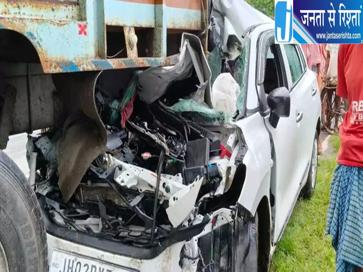 खड़े ट्रक में जा घुसी तेज रफ्तार कार एक युवक की मौत दो गंभीर खड़े ट्रक में जा घुसी तेज रफ्तार कार एक युवक की मौत दो गंभीर