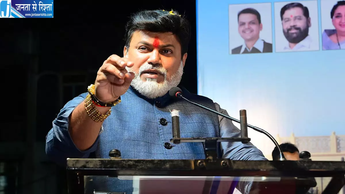मराठा आंदोलन में मृतकों के परिवार को मिलेगी नौकरी मराठा आंदोलन में मृतकों के परिवार को मिलेगी नौकरी