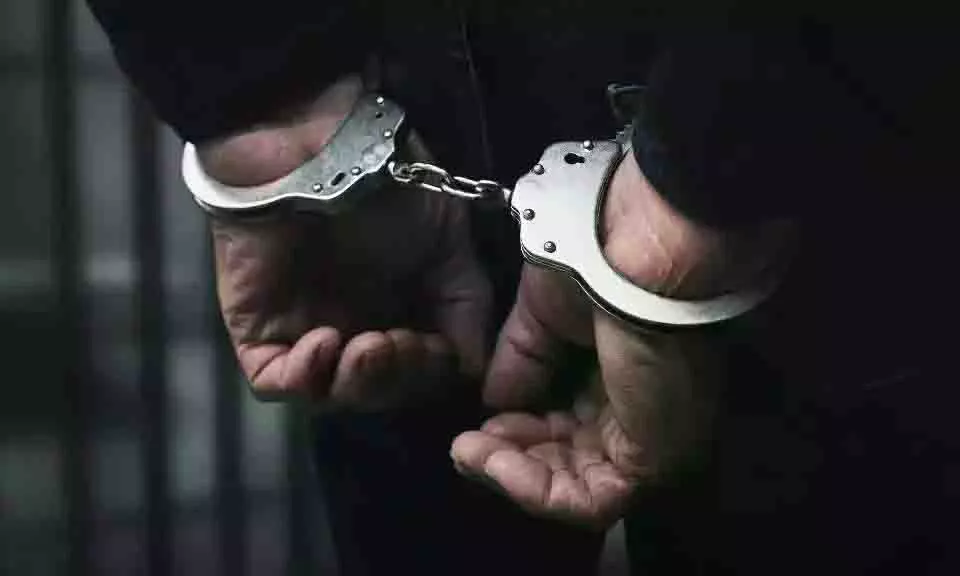 आंध्र प्रदेश से कथित तौर पर लाए गए 90 किलो गांजे के साथ 2 लोग पकड़े गए आंध्र प्रदेश से कथित तौर पर लाए गए 90 किलो गांजे के साथ 2 लोग पकड़े गए