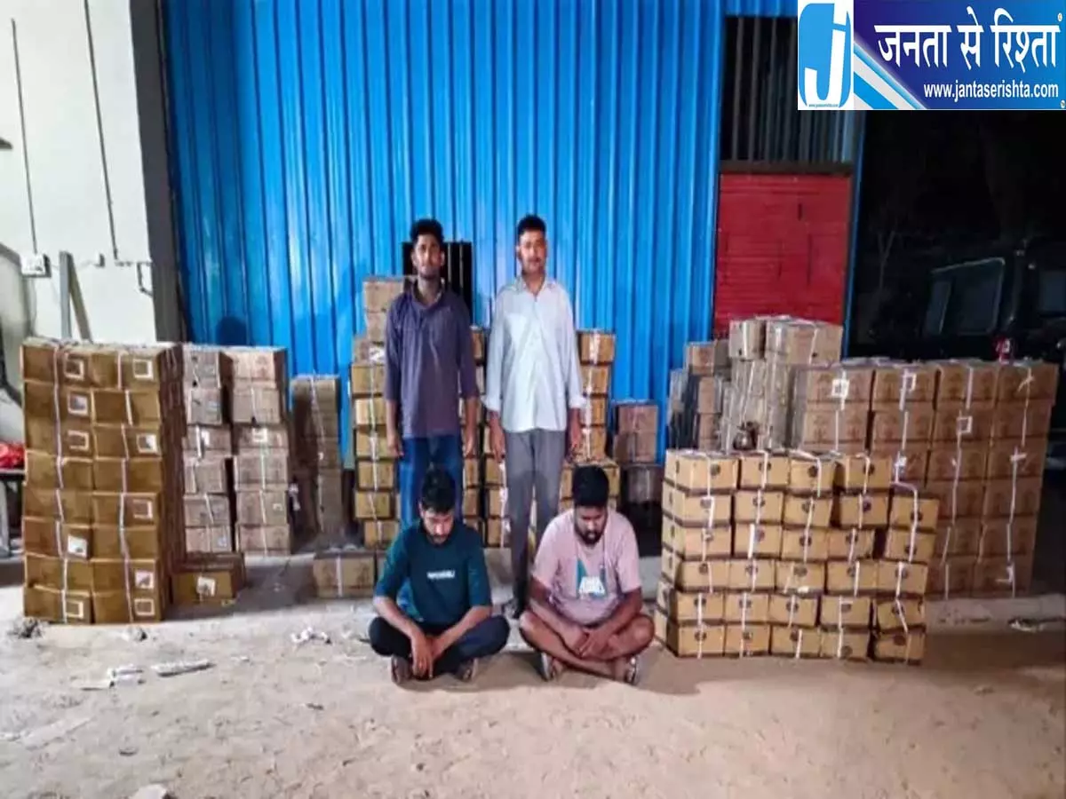 कैंटर की तलाशी में खुला राज साइकिल के डिब्बों से निकली 376 पेटी शराब कैंटर की तलाशी में खुला राज साइकिल के डिब्बों से निकली 376 पेटी शराब