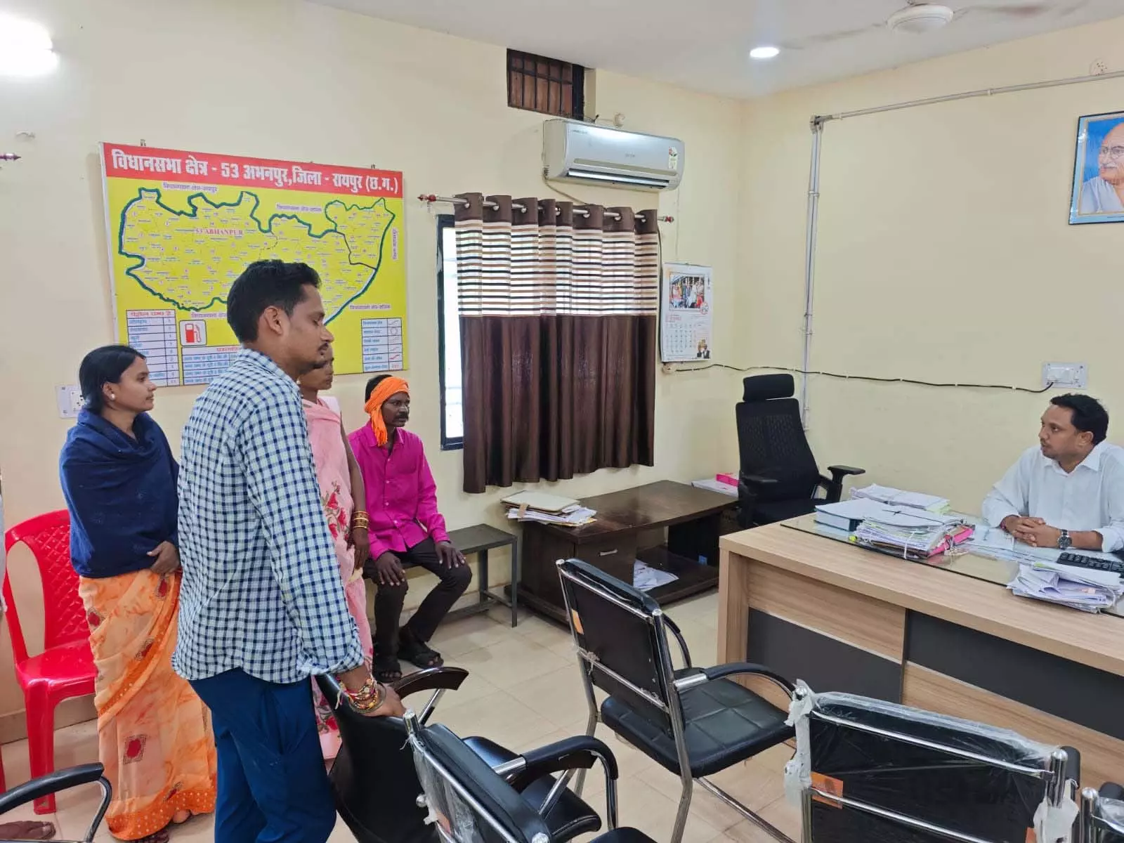 कलेक्टर के मार्गदर्शन में अभनपुर में हितग्राहियों की पेशी लेकर दिए गए निर्देश कलेक्टर के मार्गदर्शन में अभनपुर में हितग्राहियों की पेशी लेकर दिए गए निर्देश