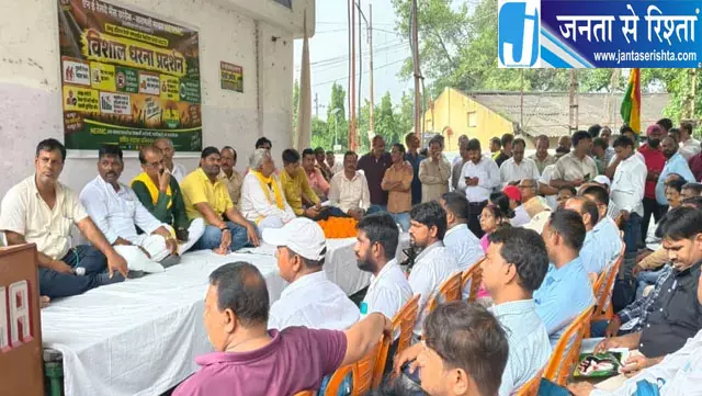 रेल कर्मचारियों का बनारस रेल मंडल कार्यालय पर प्रदर्शन रेल कर्मचारियों का बनारस रेल मंडल कार्यालय पर प्रदर्शन