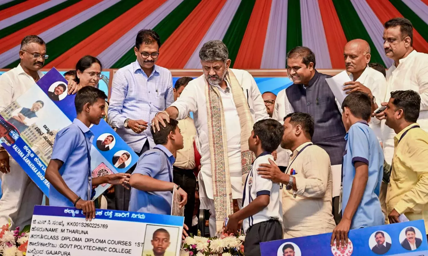 DK शिवकुमार ने CM के तौर पर 100वें दिन डिजिटल, खेती और हाउसिंग से जुड़ी योजनाओं का ऐलान किया DK शिवकुमार ने CM के तौर पर 100वें दिन डिजिटल, खेती और हाउसिंग से जुड़ी योजनाओं का ऐलान किया