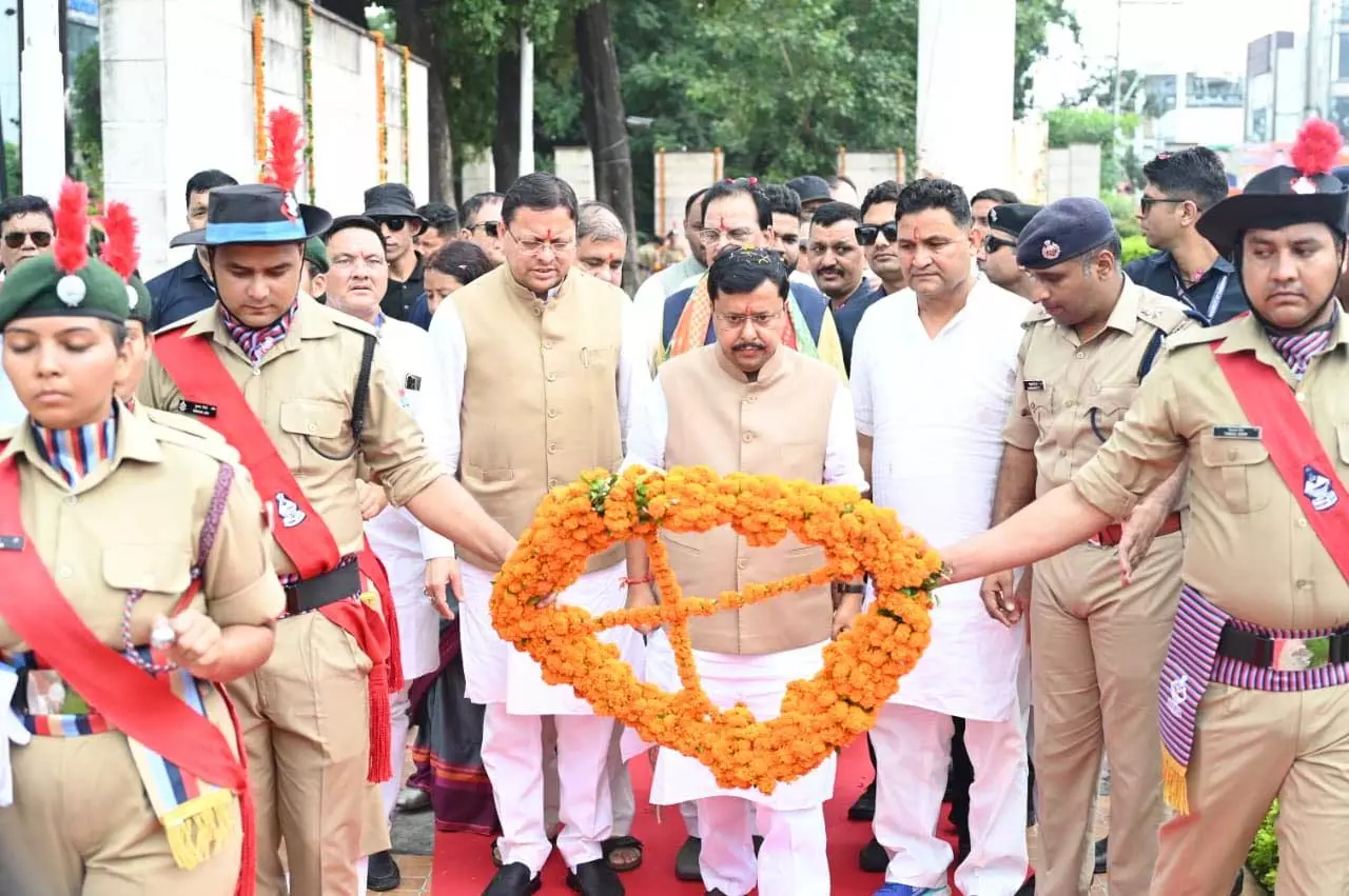 शहीद स्मारक पहुंचे सीएम धामी, वीर सपूतों को किया नमन शहीद स्मारक पहुंचे सीएम धामी, वीर सपूतों को किया नमन