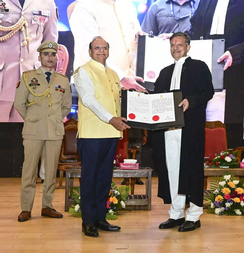J&K-लद्दाख HC को मिला नया चीफ जस्टिस J&K-लद्दाख HC को मिला नया चीफ जस्टिस