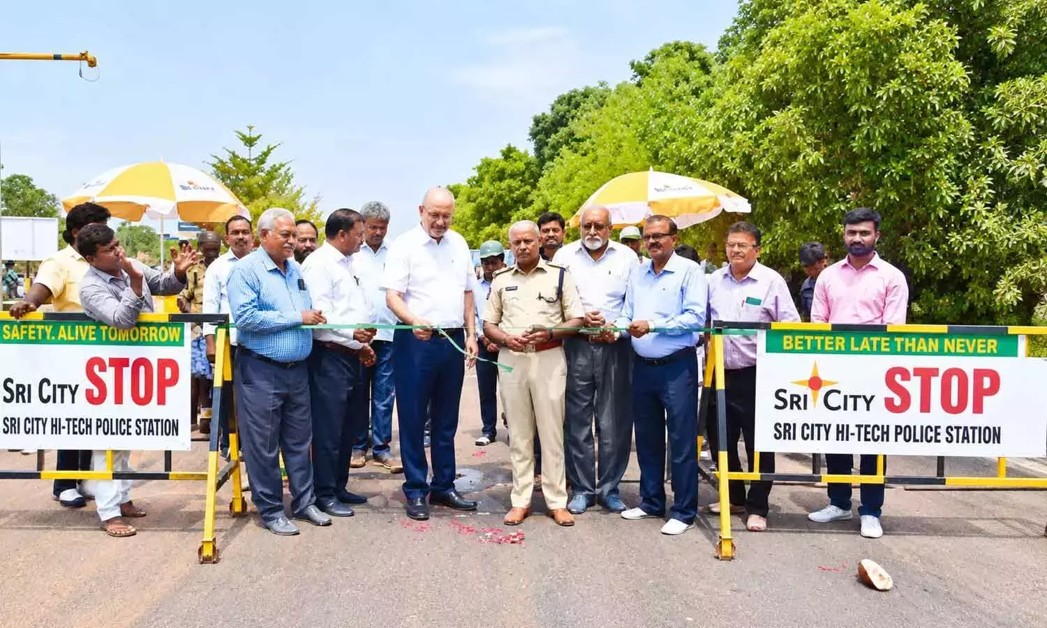 Andhra: श्री सिटी ने ट्रैफ़िक के लिए विस्तारित सेंट्रल एक्सप्रेसवे खोल दिया है Andhra: श्री सिटी ने ट्रैफ़िक के लिए विस्तारित सेंट्रल एक्सप्रेसवे खोल दिया है