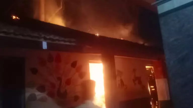 स्कूल के पुराने कमरे में लगी भीषण आग दो लाख का सामान जलकर खाक स्कूल के पुराने कमरे में लगी भीषण आग दो लाख का सामान जलकर खाक