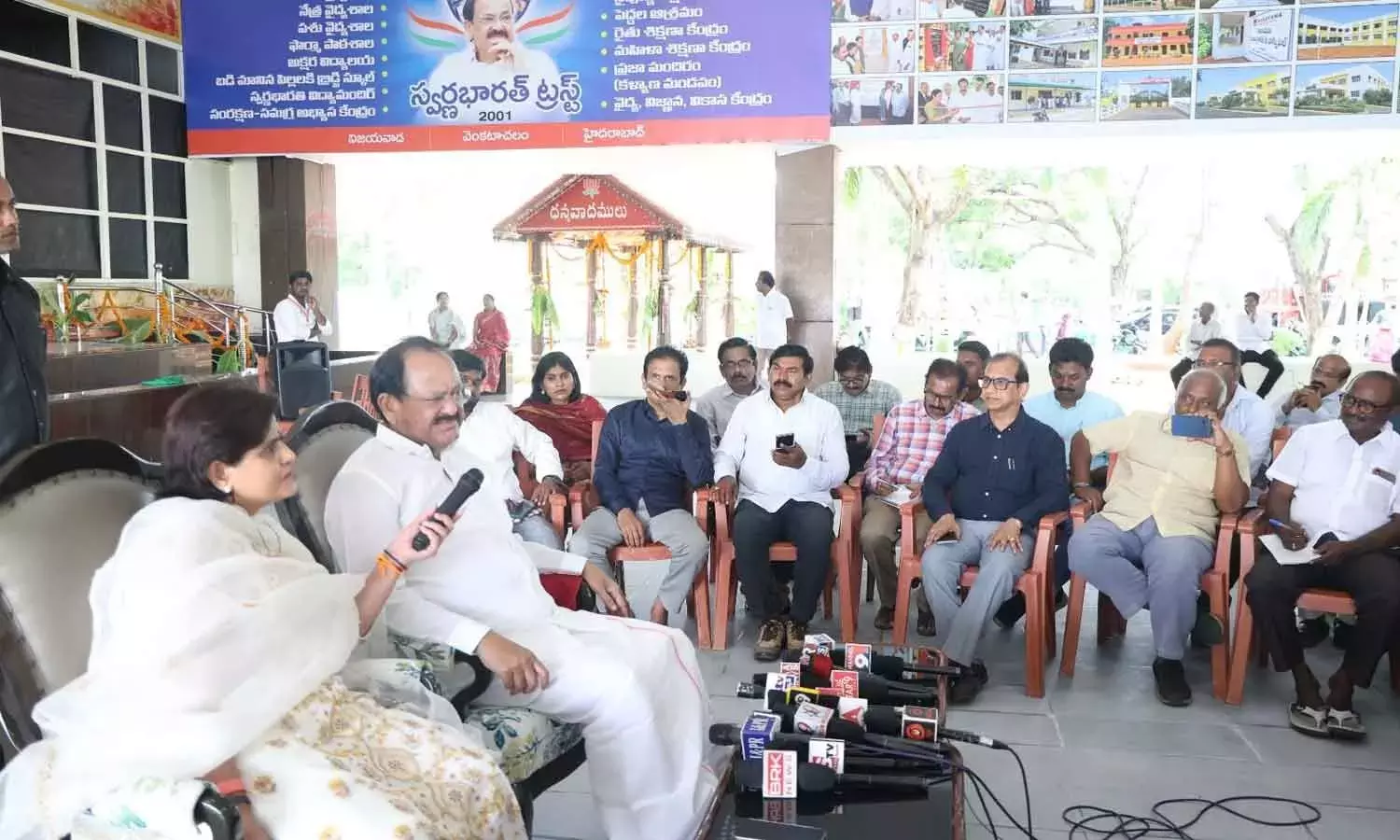 Andhra: वेंकैया नायडू ने स्कूलों में नैतिक शिक्षा की वकालत की वेंकैया नायडू ने स्कूलों में नैतिक शिक्षा की वकालत की Andhra: वेंकैया नायडू ने स्कूलों में नैतिक शिक्षा की वकालत की वेंकैया नायडू ने स्कूलों में नैतिक शिक्षा की वकालत की