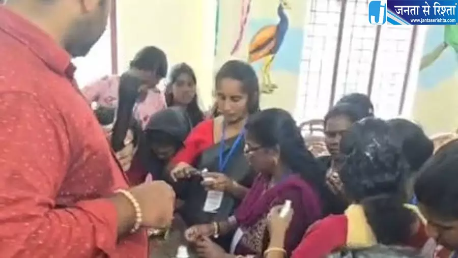 छात्रों को बकरियां और अभिभावकों को रोजगार प्रशिक्षण दे रहा सरकारी स्कूल छात्रों को बकरियां और अभिभावकों को रोजगार प्रशिक्षण दे रहा सरकारी स्कूल