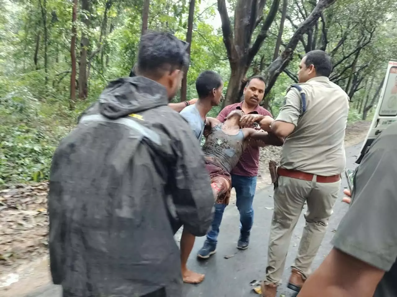 ट्रक के नीचे दबा श्रमिक, हाइड्रा क्रेन से किया गया रेस्क्यू ट्रक के नीचे दबा श्रमिक, हाइड्रा क्रेन से किया गया रेस्क्यू