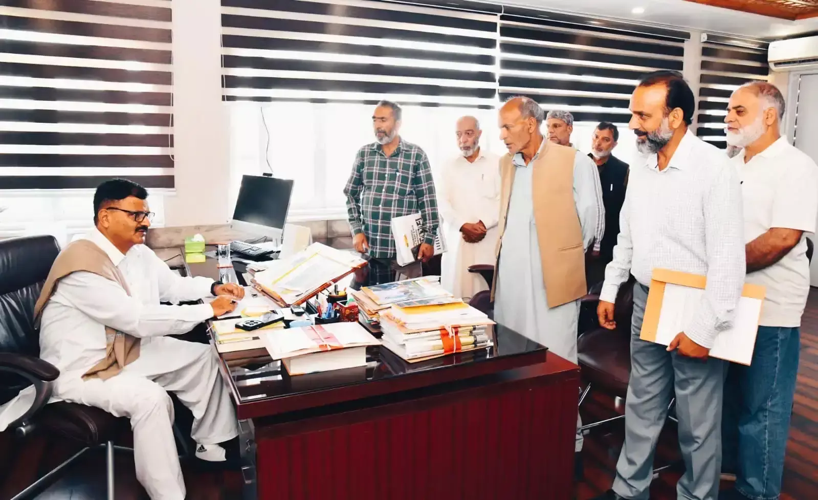 Jammu: जनजातीय कल्याण को लेकर मंत्री जावेद राणा ने अधिकारियों संग की समीक्षा Jammu: जनजातीय कल्याण को लेकर मंत्री जावेद राणा ने अधिकारियों संग की समीक्षा
