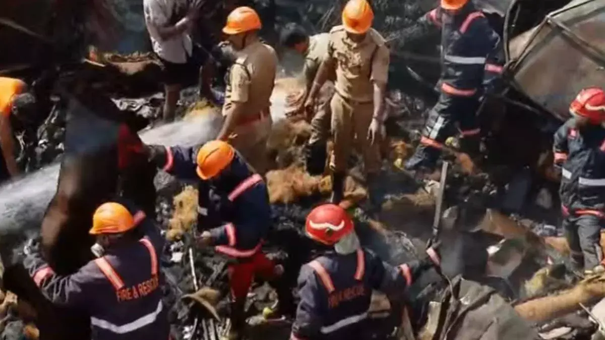 तिरुवनंतपुरम में गद्दे की दुकान में आग लगी तिरुवनंतपुरम में गद्दे की दुकान में आग लगी