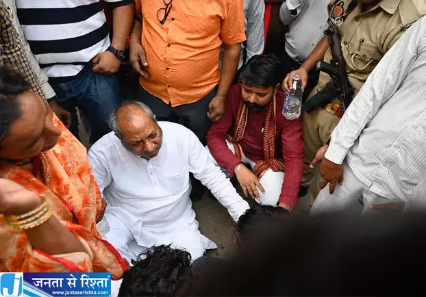 विनोद हत्याकांड ने पकड़ा तूल मंत्री बोले पूरी चौकी पर हो एक्शन विनोद हत्याकांड ने पकड़ा तूल मंत्री बोले पूरी चौकी पर हो एक्शन
