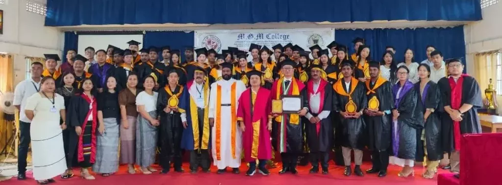 ग्रेजुएट्स से डिग्री के अलावा अन्य कौशल भी हासिल करने का आग्रह किया ग्रेजुएट्स से डिग्री के अलावा अन्य कौशल भी हासिल करने का आग्रह किया