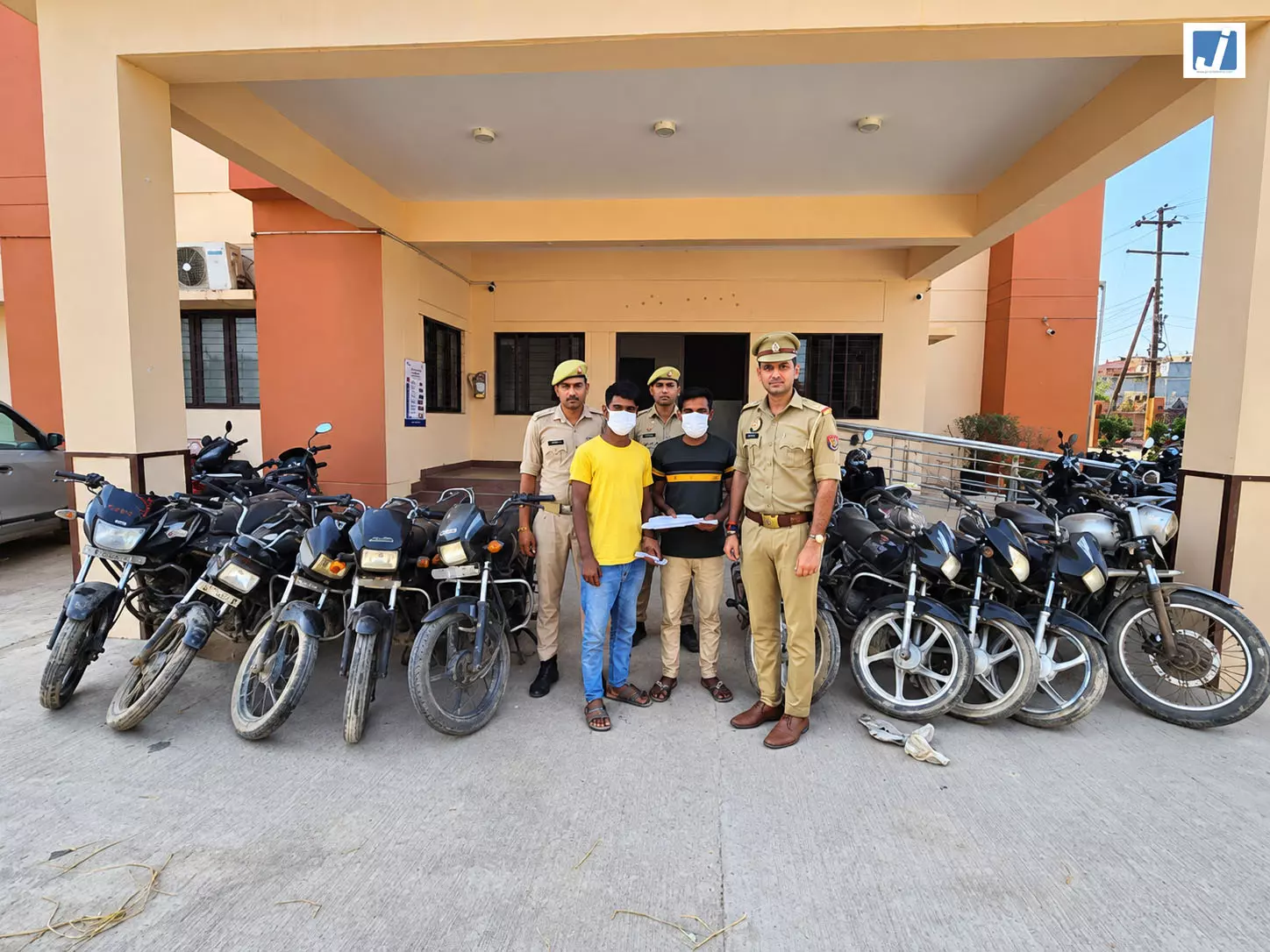 अंतरराज्यीय वाहन चोर गिरोह का पर्दाफाश, चोरी की 10 बाइक और अवैध हथियार बरामद अंतरराज्यीय वाहन चोर गिरोह का पर्दाफाश, चोरी की 10 बाइक और अवैध हथियार बरामद