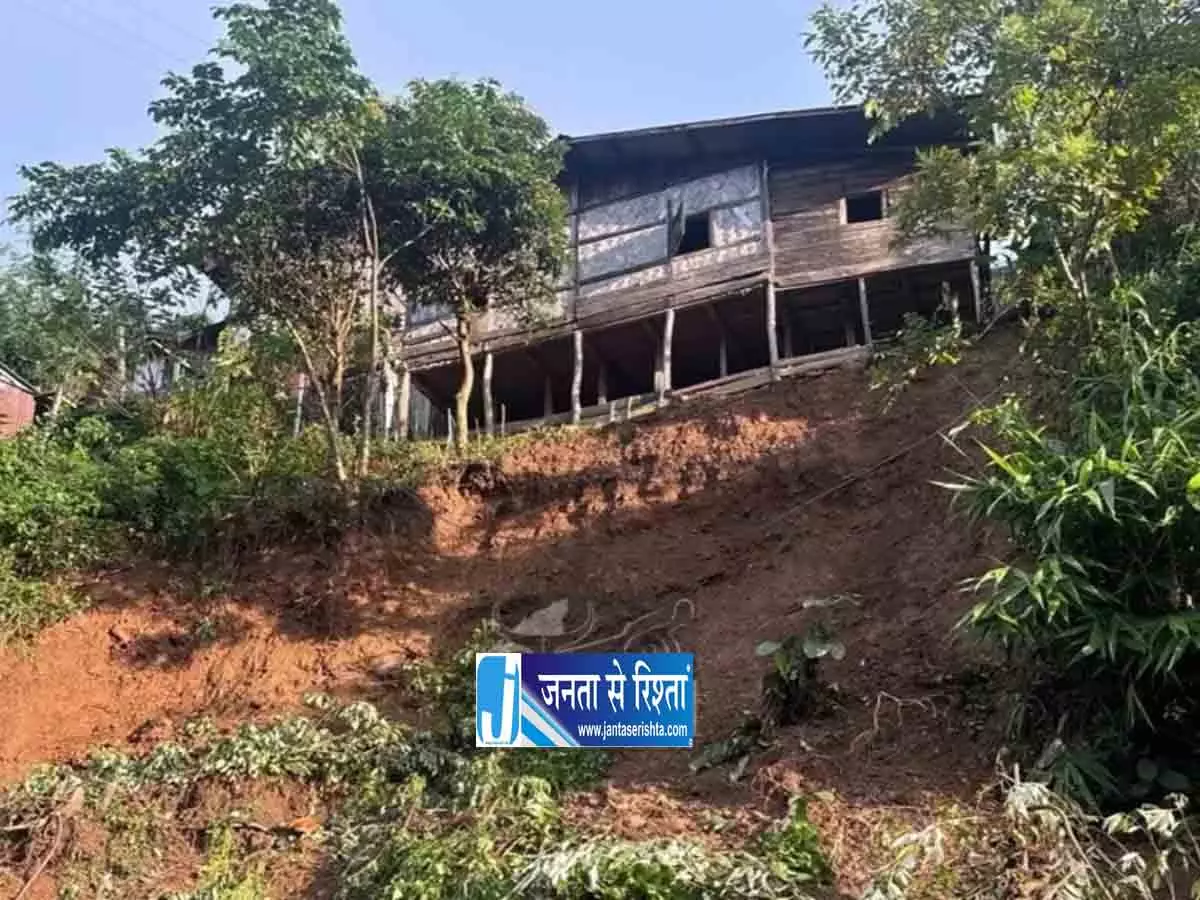 DDMA किफायर ने भूस्खलन वाली जगहों की जांच की DDMA किफायर ने भूस्खलन वाली जगहों की जांच की