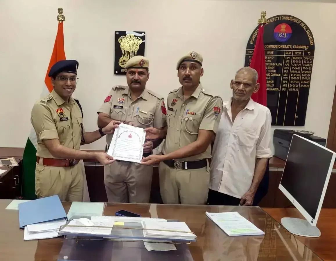 Faridabad: हार्ट अटैक के बाद चौकीदार की हालत बिगड़ी, पुलिस ने बचाई जान Faridabad: हार्ट अटैक के बाद चौकीदार की हालत बिगड़ी, पुलिस ने बचाई जान