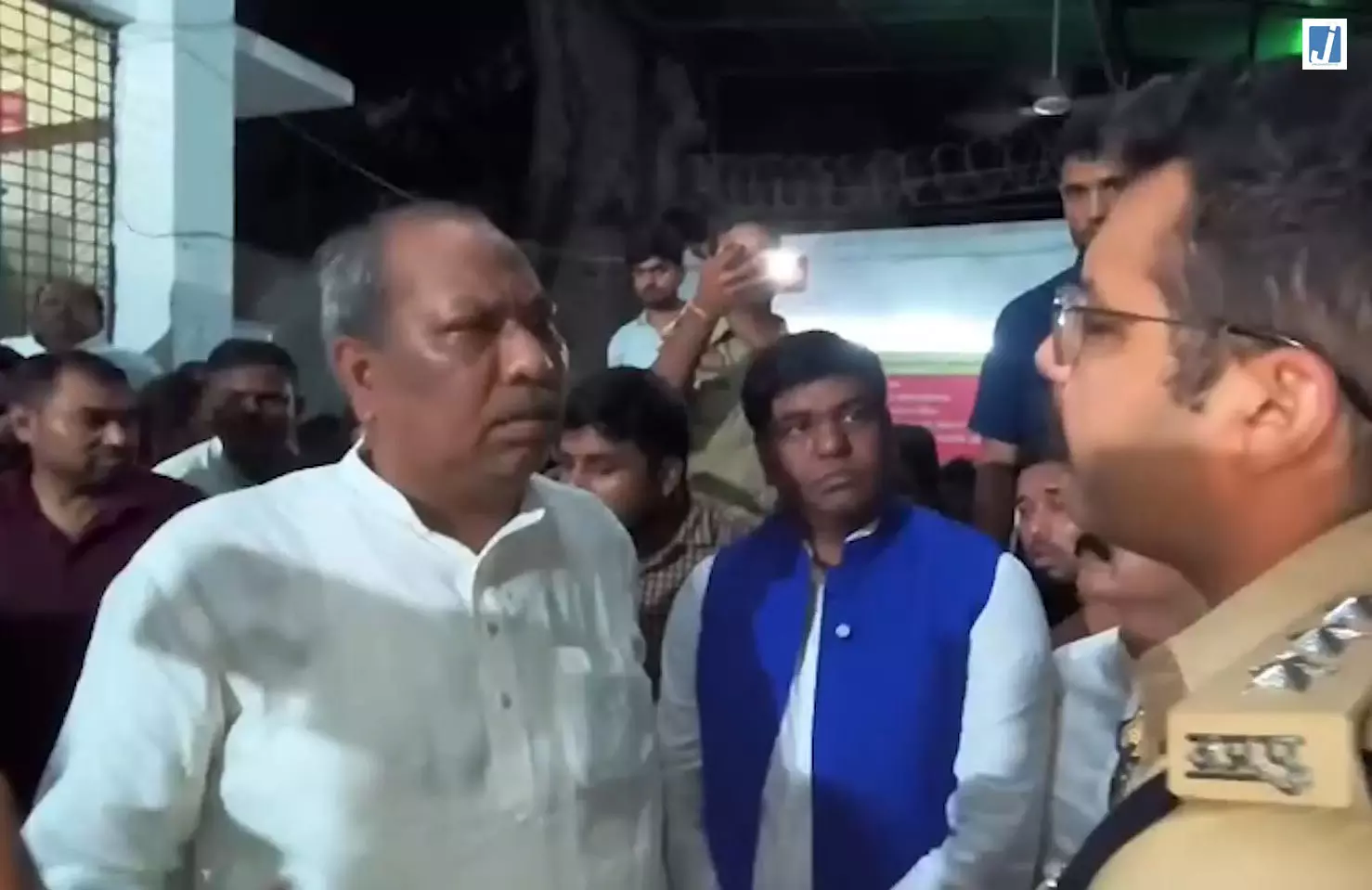 पोस्टमार्टम को लेकर बढ़ा विवाद, लखनऊ में धरने पर बैठे मंत्री संजय निषाद पोस्टमार्टम को लेकर बढ़ा विवाद, लखनऊ में धरने पर बैठे मंत्री संजय निषाद