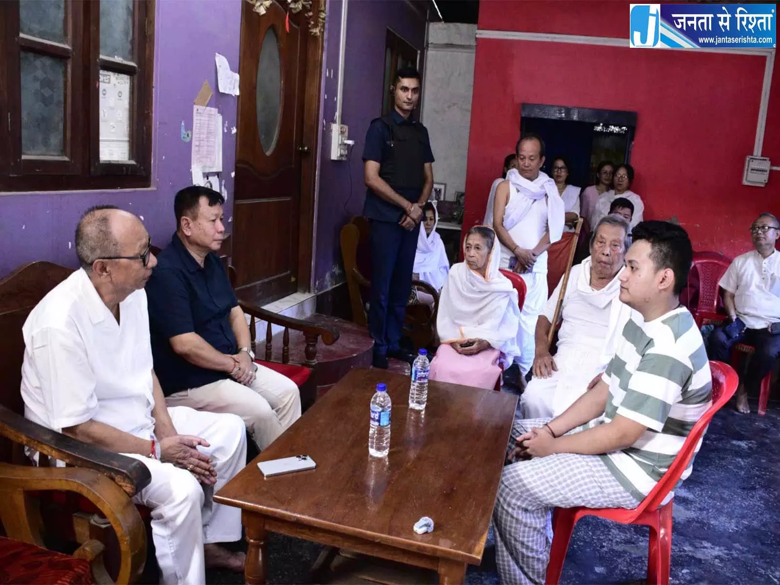 दिवंगत संगीतकार विक्रम सिंह के परिजनों से मिले सीएम दिवंगत संगीतकार विक्रम सिंह के परिजनों से मिले सीएम