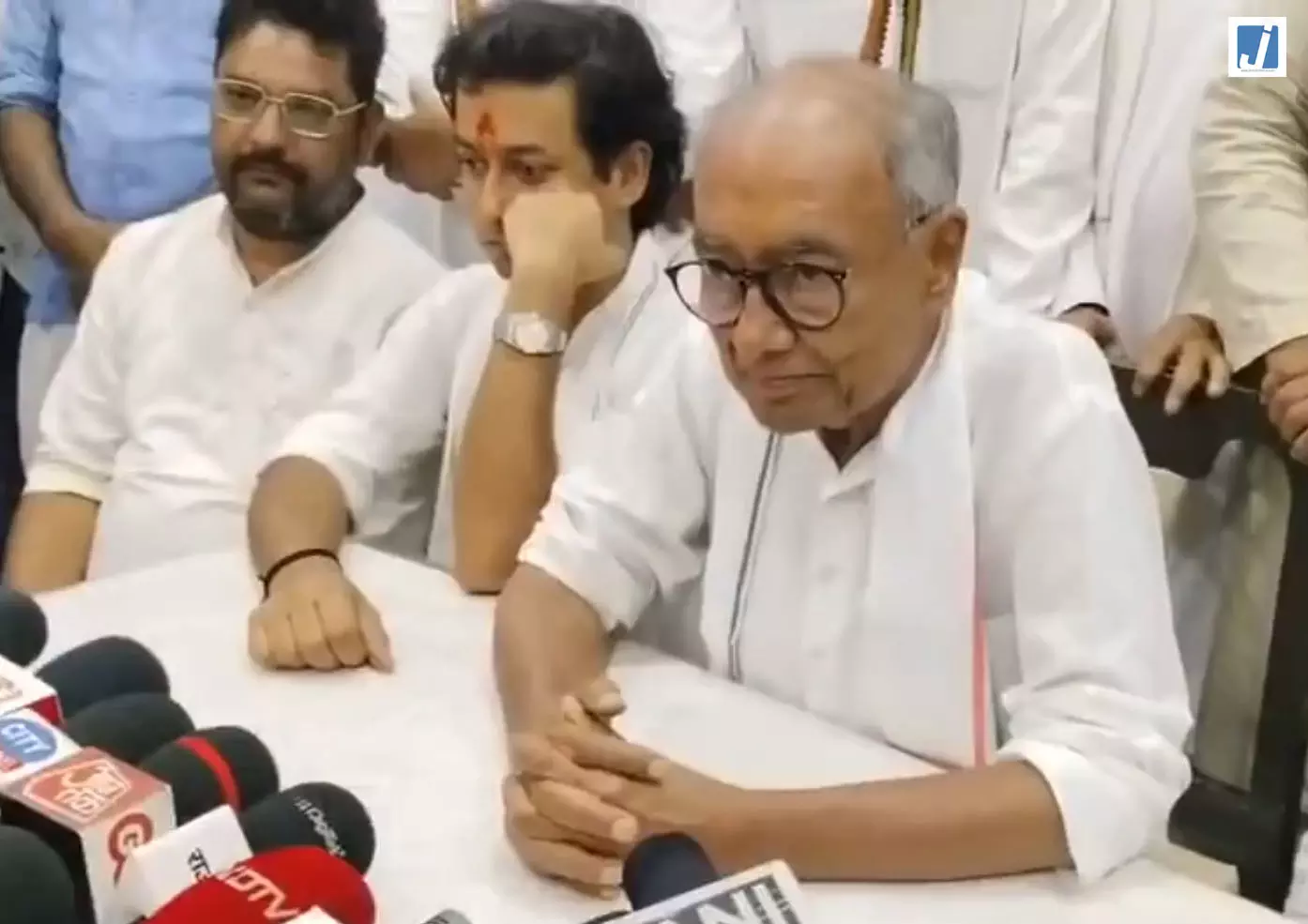 अवैध शराब मामले पर दिग्विजय सिंह का बड़ा हमला अवैध शराब मामले पर दिग्विजय सिंह का बड़ा हमला