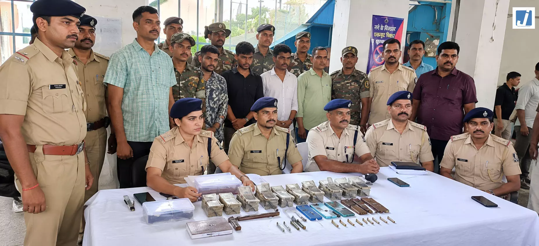 अंतरजिला डकैत गिरोह का पर्दाफाश, 15.50 लाख रुपये, हथियार के साथ चार गिरफ्तार अंतरजिला डकैत गिरोह का पर्दाफाश, 15.50 लाख रुपये, हथियार के साथ चार गिरफ्तार