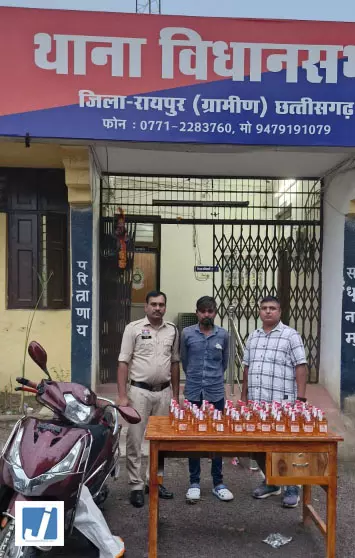 पुलिस को देखकर स्कूटी लेकर भागने लगा युवक, बोरी की तलाशी में मिले 85 पौवा शराब पुलिस को देखकर स्कूटी लेकर भागने लगा युवक, बोरी की तलाशी में मिले 85 पौवा शराब