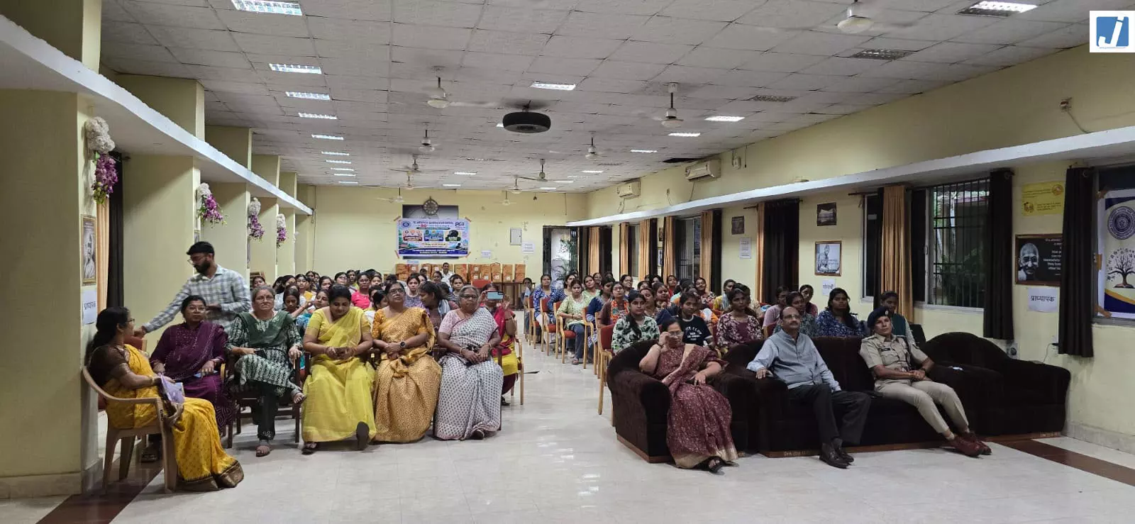 200 छात्राओं ने सीखे सड़क सुरक्षा के नियम प्रतियोगिता में बांटे गए हेलमेट 200 छात्राओं ने सीखे सड़क सुरक्षा के नियम प्रतियोगिता में बांटे गए हेलमेट