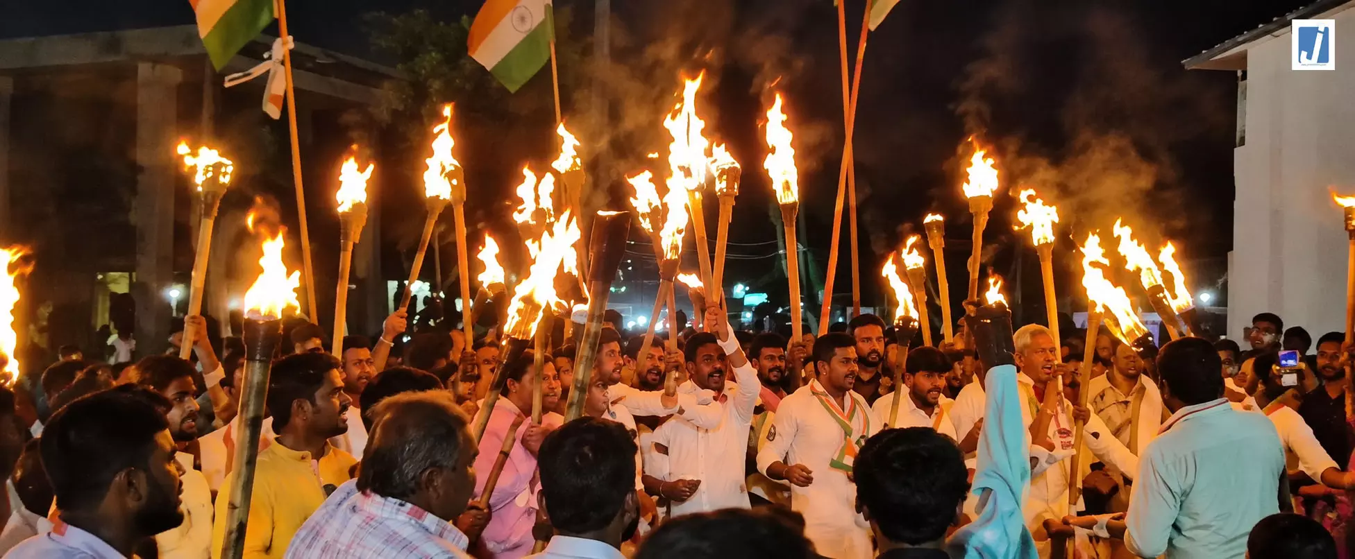 मंत्री के घर ED की रेड पर भड़की कांग्रेस, सड़कों पर निकला विशाल मशाल जुलूस मंत्री के घर ED की रेड पर भड़की कांग्रेस, सड़कों पर निकला विशाल मशाल जुलूस