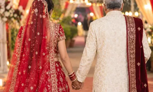 उम्र बनी दीवार फिर भी चुना प्यार अब मिल रही धमकियां उम्र बनी दीवार फिर भी चुना प्यार अब मिल रही धमकियां