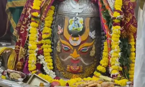 भस्म आरती: गुलाब की माला और वैष्णव तिलक से सजे बाबा महाकाल, बड़ी संख्या में श्रद्धालुओं ने किए दर्शन भस्म आरती: गुलाब की माला और वैष्णव तिलक से सजे बाबा महाकाल, बड़ी संख्या में श्रद्धालुओं ने किए दर्शन
