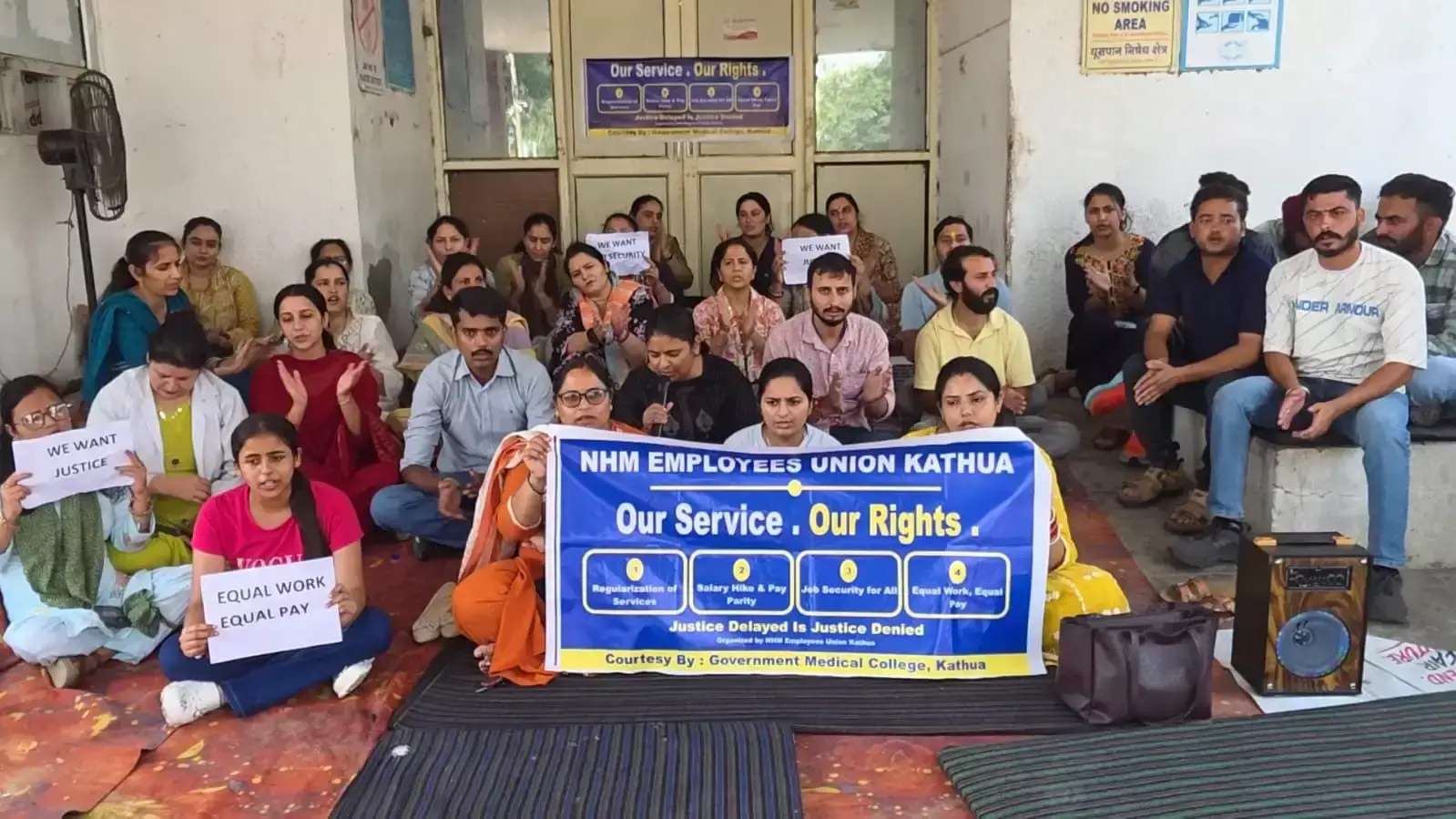 Kathua: एनएचएम कर्मचारियों की हड़ताल से जीएमसी कठुआ में असर Kathua: एनएचएम कर्मचारियों की हड़ताल से जीएमसी कठुआ में असर