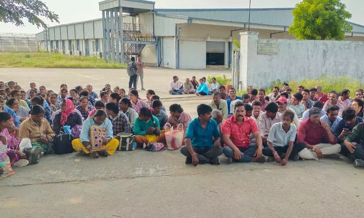 Siddipet: महिला कर्मचारियों का आरोप है कि सुपरवाइज़र ने उन्हें रेस्टरूम इस्तेमाल करने से रोका Siddipet: महिला कर्मचारियों का आरोप है कि सुपरवाइज़र ने उन्हें रेस्टरूम इस्तेमाल करने से रोका