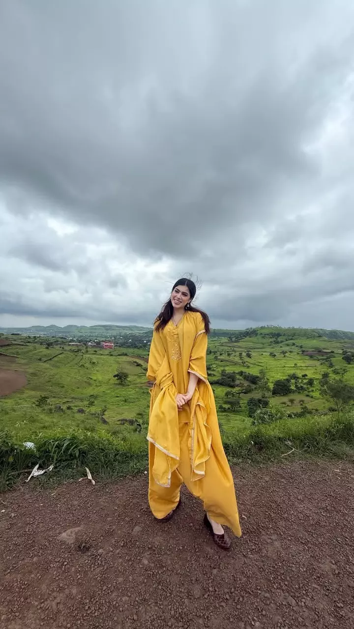 वादियों के बीच रीवा अरोड़ा का खूबसूरत अंदाज