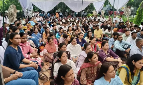 बैंक स्टाफ के दबाव डालने से ग्राहक परेशान