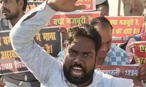 नियुक्ति की मांग लेकर उमड़े अभ्यर्थी डिप्टी CM आवास के बाहर नारेबाजी नियुक्ति की मांग लेकर उमड़े अभ्यर्थी डिप्टी CM आवास के बाहर नारेबाजी