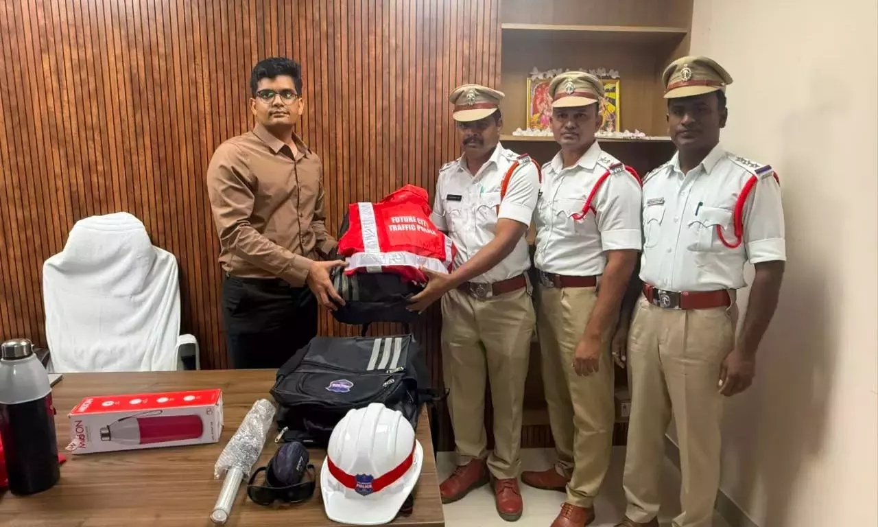 फ्यूचर सिटी ट्रैफिक DCP शिवम उपाध्याय ने कर्मचारियों को सेफ्टी किट बांटीं