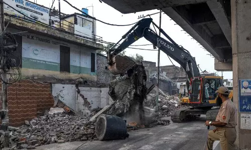 Jammu में दुकानों को गिराने को लेकर राजनीतिक खींचतान शुरू Jammu में दुकानों को गिराने को लेकर राजनीतिक खींचतान शुरू