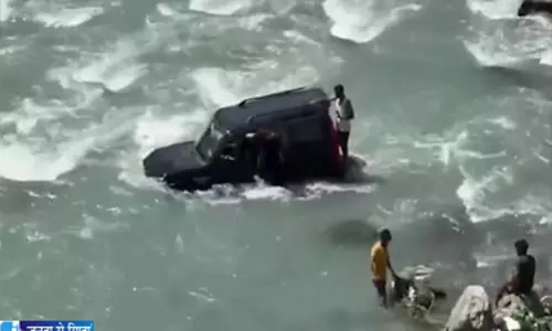सोशल मीडिया की रील बनी मुसीबत नदी के बीच फंसी SUV