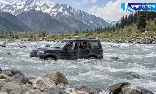 रील बनाने नदी में उतारी स्कॉर्पियो तेज बहाव के बीच फंसे युवक
