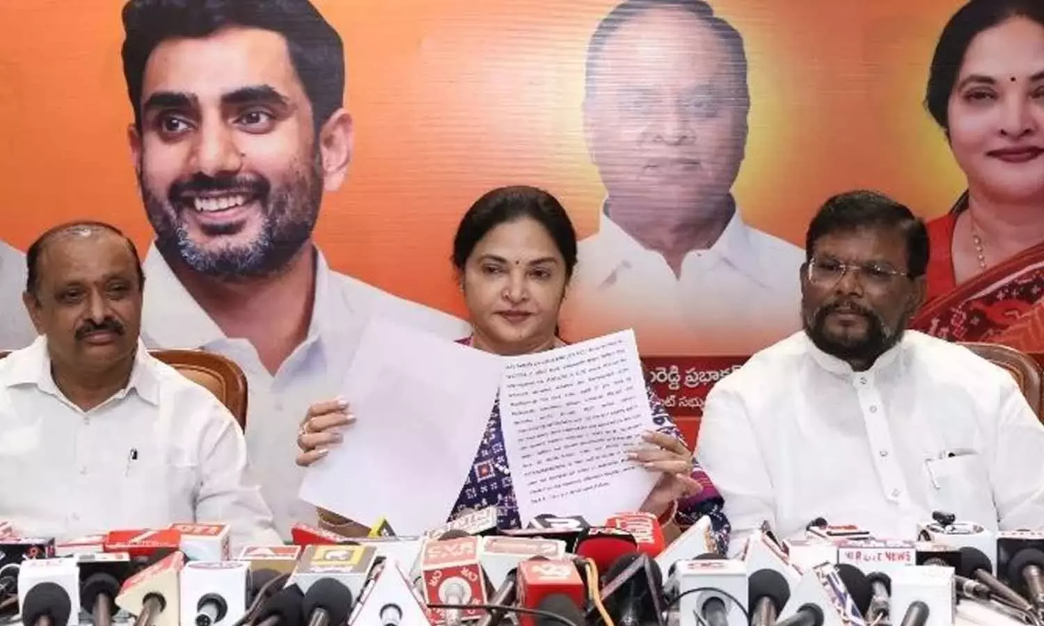 Andhra: विधायक ने नेल्लोर के सांसद प्रभाकर रेड्डी पर लगे अवैध खनन के आरोपों का खंडन किया Andhra: विधायक ने नेल्लोर के सांसद प्रभाकर रेड्डी पर लगे अवैध खनन के आरोपों का खंडन किया
