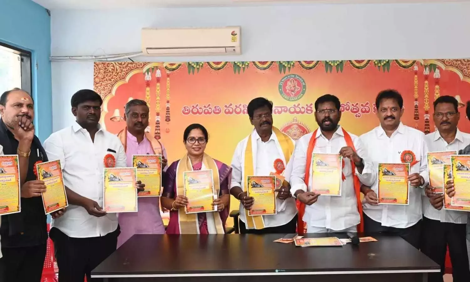 Andhra: वरसिद्धि विनायक महोत्सव समिति ने निमंत्रण कार्ड जारी किए Andhra: वरसिद्धि विनायक महोत्सव समिति ने निमंत्रण कार्ड जारी किए