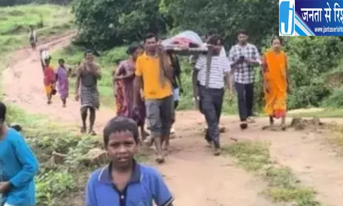 सत्ता बदली मगर नहीं बदली दुर्गम गांवों की तस्वीर आज भी खाट पर अस्पताल पहुंच रहे मरीज सत्ता बदली मगर नहीं बदली दुर्गम गांवों की तस्वीर आज भी खाट पर अस्पताल पहुंच रहे मरीज