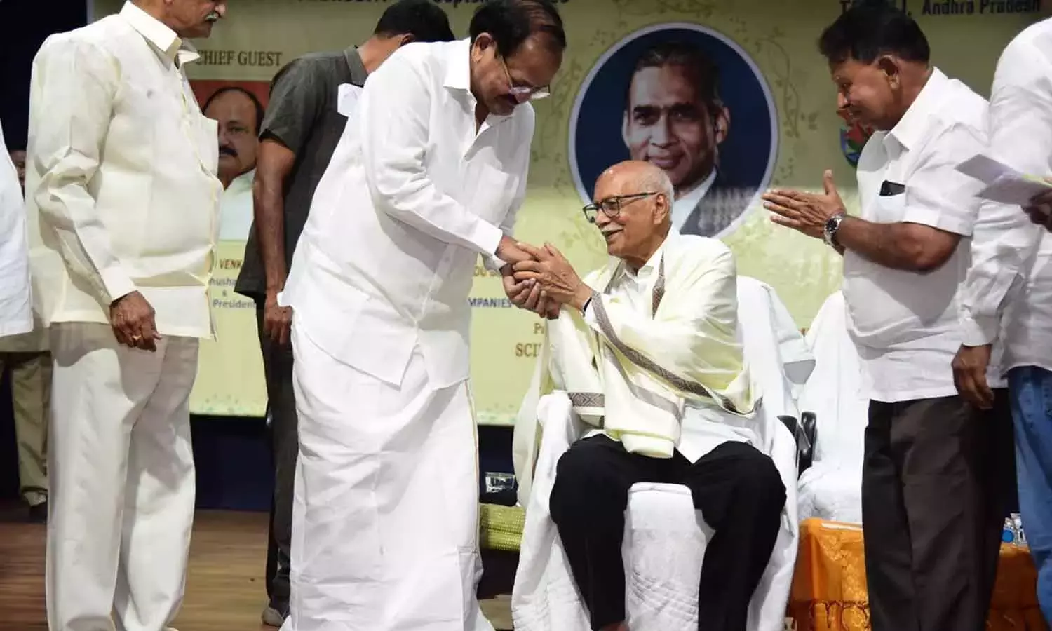 Andhra: डॉ. गल्ला रामचन्द्र नायडू को डॉ. येलावर्ती नायुदम्मा मेमोरियल पुरस्कार प्राप्त हुआ Andhra: डॉ. गल्ला रामचन्द्र नायडू को डॉ. येलावर्ती नायुदम्मा मेमोरियल पुरस्कार प्राप्त हुआ