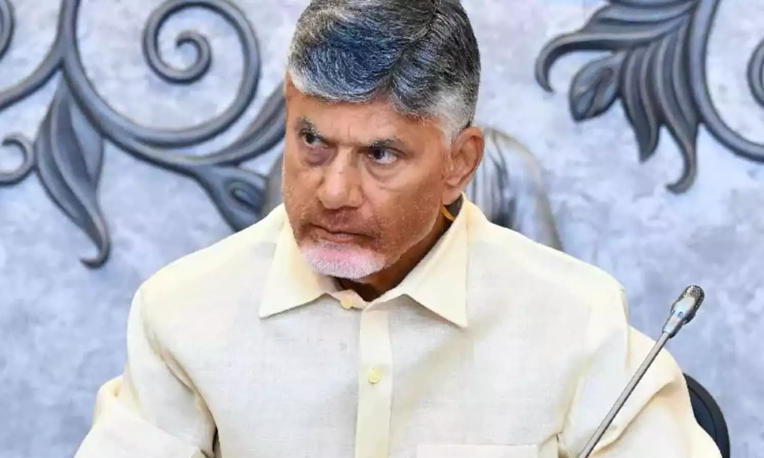 Andhra: नायडू ने सरकारी ज़मीन का इस्तेमाल करने के लिए लैंड बैंक पोर्टल का प्रस्ताव रखा Andhra: नायडू ने सरकारी ज़मीन का इस्तेमाल करने के लिए लैंड बैंक पोर्टल का प्रस्ताव रखा