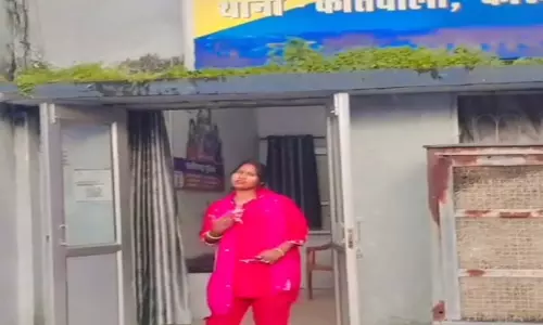 ‘आज जेल होई कल बेल होई’ गाने पर थाने के सामने बनाई रील