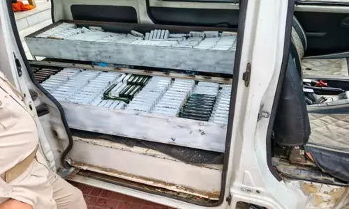एम्बुलेंस के गुप्त तहखाने में मिली 388 लीटर शराब तीन तस्कर गिरफ्तार एम्बुलेंस के गुप्त तहखाने में मिली 388 लीटर शराब तीन तस्कर गिरफ्तार