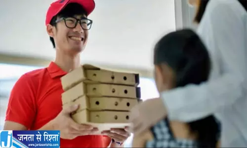 फूड डिलीवरी हुई महंगी Zomato पर अब लगेगा अतिरिक्त चार्ज फूड डिलीवरी हुई महंगी Zomato पर अब लगेगा अतिरिक्त चार्ज