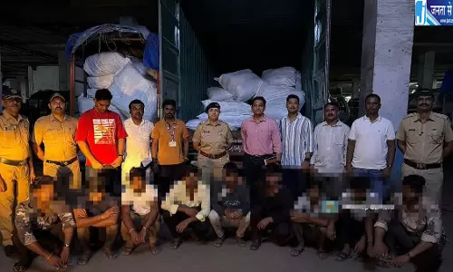 तड़के पार्किंग में छापा 20.21 लाख का प्रतिबंधित गुटखा जब्त नौ लोग हिरासत में तड़के पार्किंग में छापा 20.21 लाख का प्रतिबंधित गुटखा जब्त नौ लोग हिरासत में