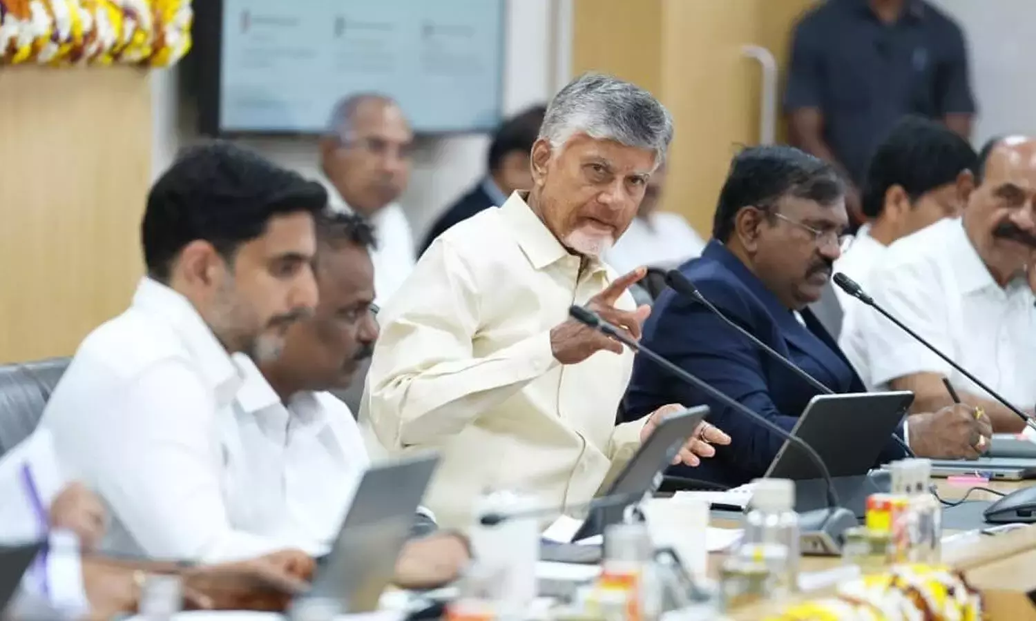 CM चंद्रबाबू नायडू ने कल्याणकारी लाभों के लिए परिवार मैपिंग का आदेश दिया CM चंद्रबाबू नायडू ने कल्याणकारी लाभों के लिए परिवार मैपिंग का आदेश दिया