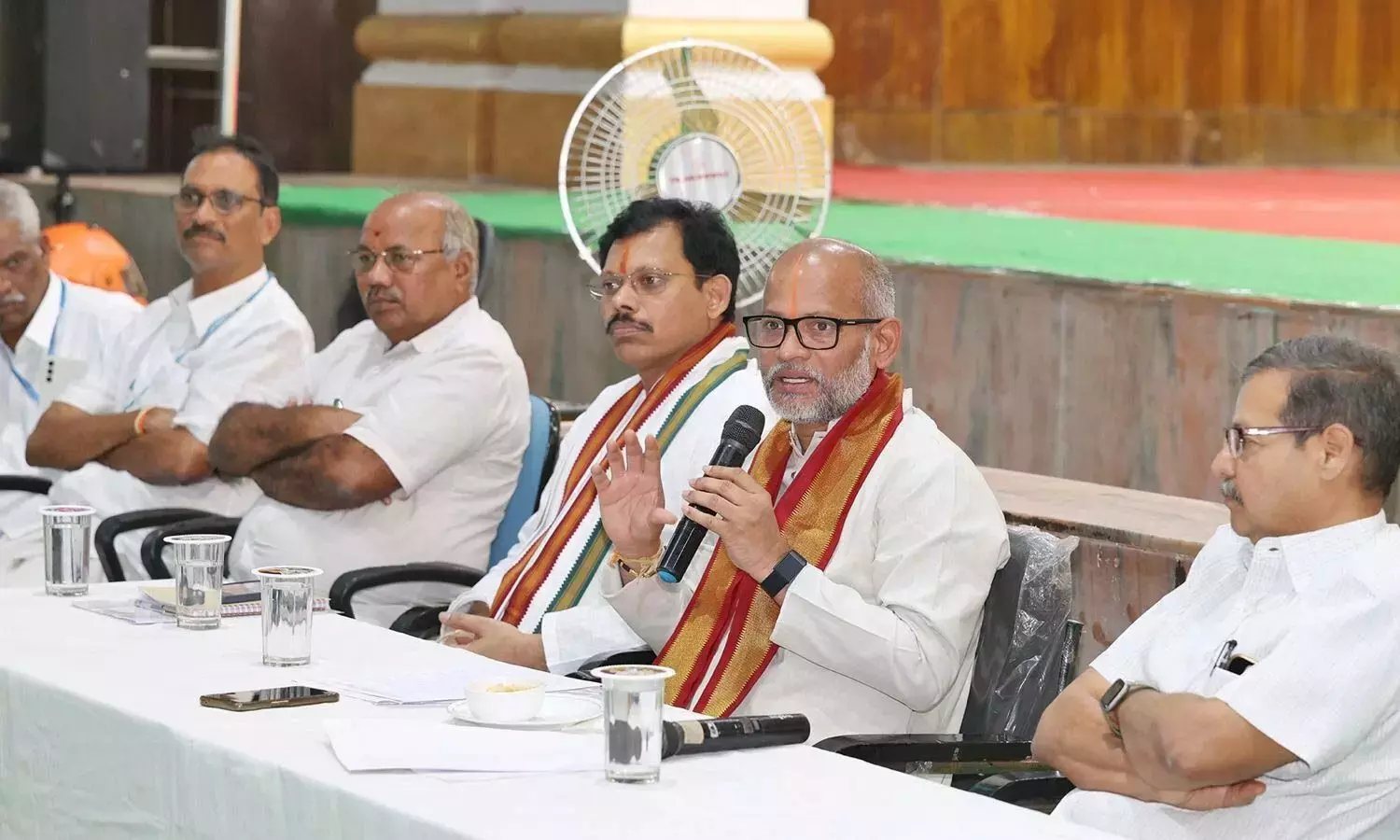 पूरी निष्ठा और समर्पण के साथ अपने कर्तव्यों का पालन करें: TTD अतिरिक्त EO पूरी निष्ठा और समर्पण के साथ अपने कर्तव्यों का पालन करें: TTD अतिरिक्त EO